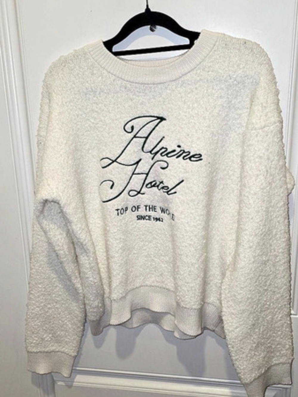 Universal Thread Boucle`. Crewneck Sweater in Cream Size Large NWT